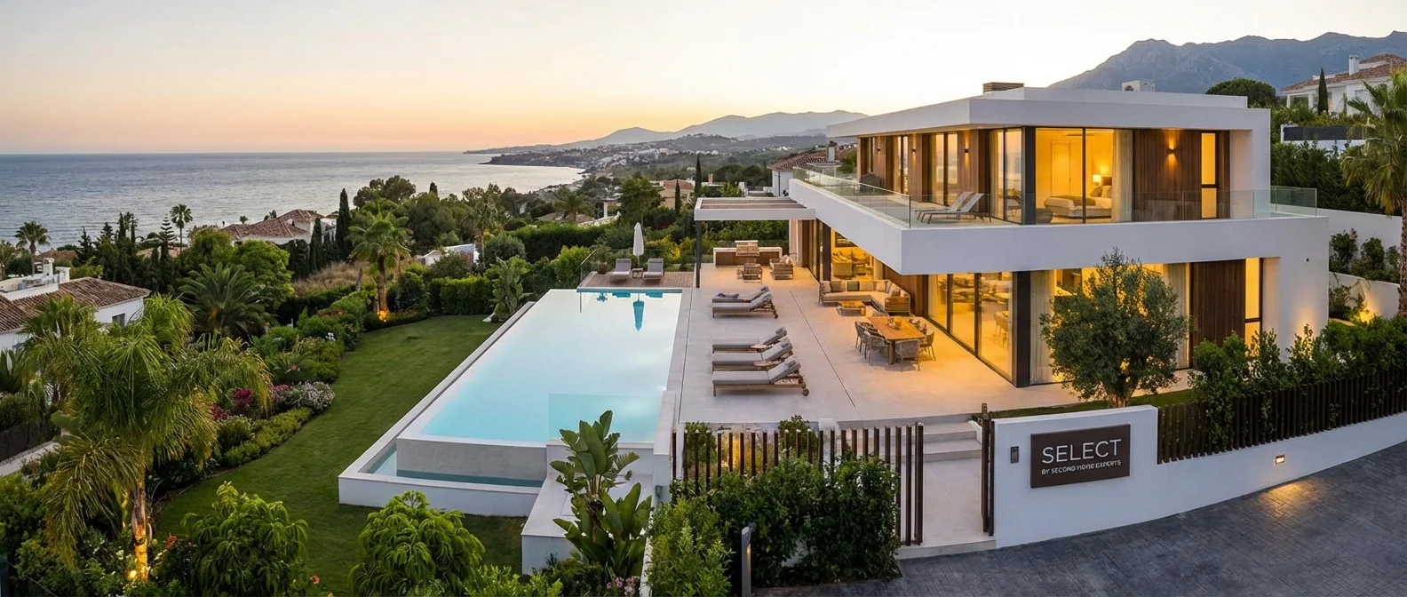 Breed panorama van een luxe villa aan de Costa del Sol, sfeervol overzicht van vastgoed geselecteerd door een second homes vastgoed expert, professionele fotografie